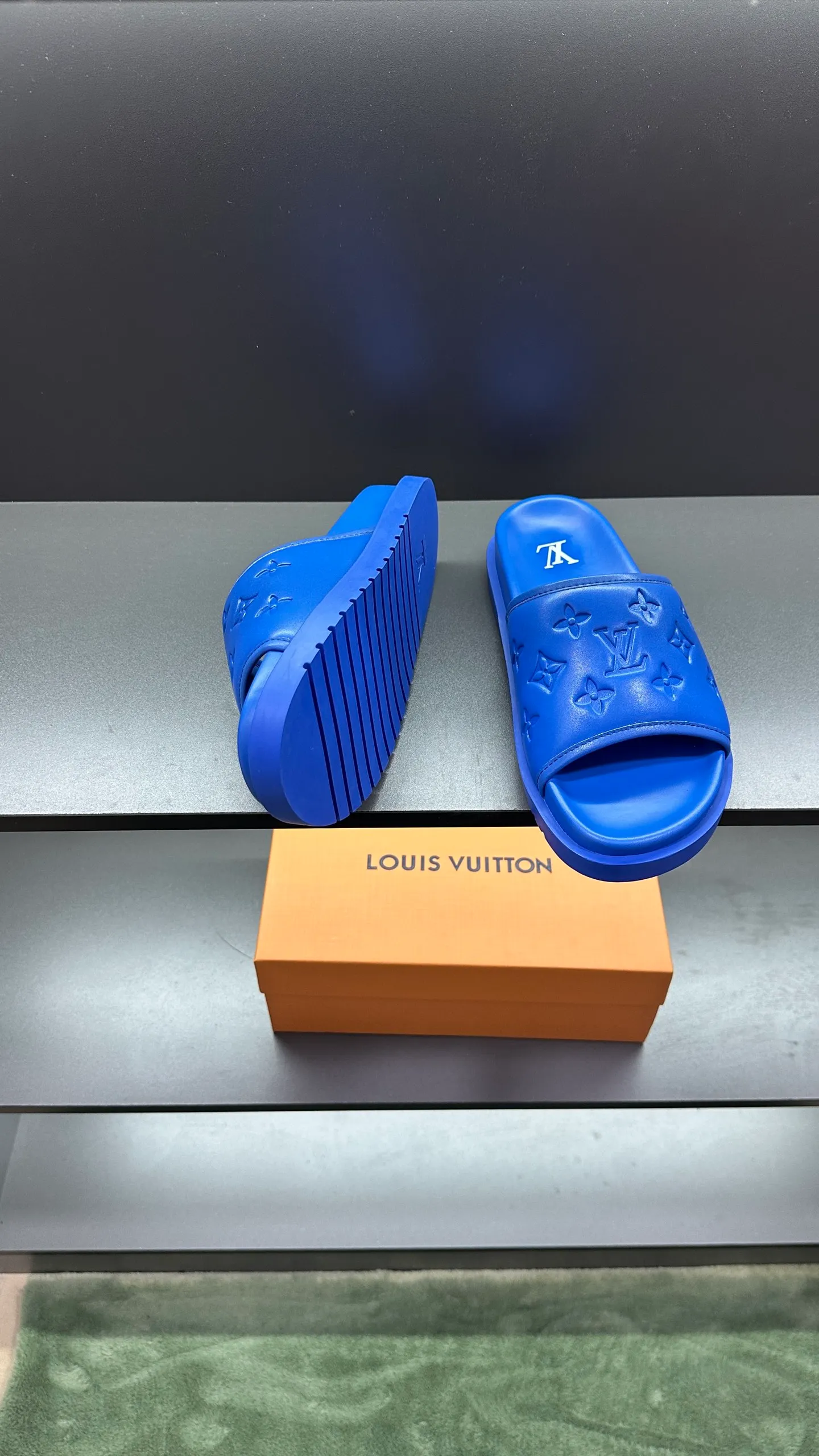 [L Home] P: 300💰Size: 38-45 Top purchasing lv men's summer slippers, classic presbyopia with soft real leather lining, unique color splicing effect, distinctive personality, fashionable and trendy essential style, light and comfortable. Lightweight and tough rubber insole, micro ridged foam outsole, super comfortable!